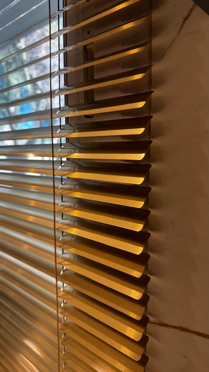 Detalle de iluminación y cortina de madera