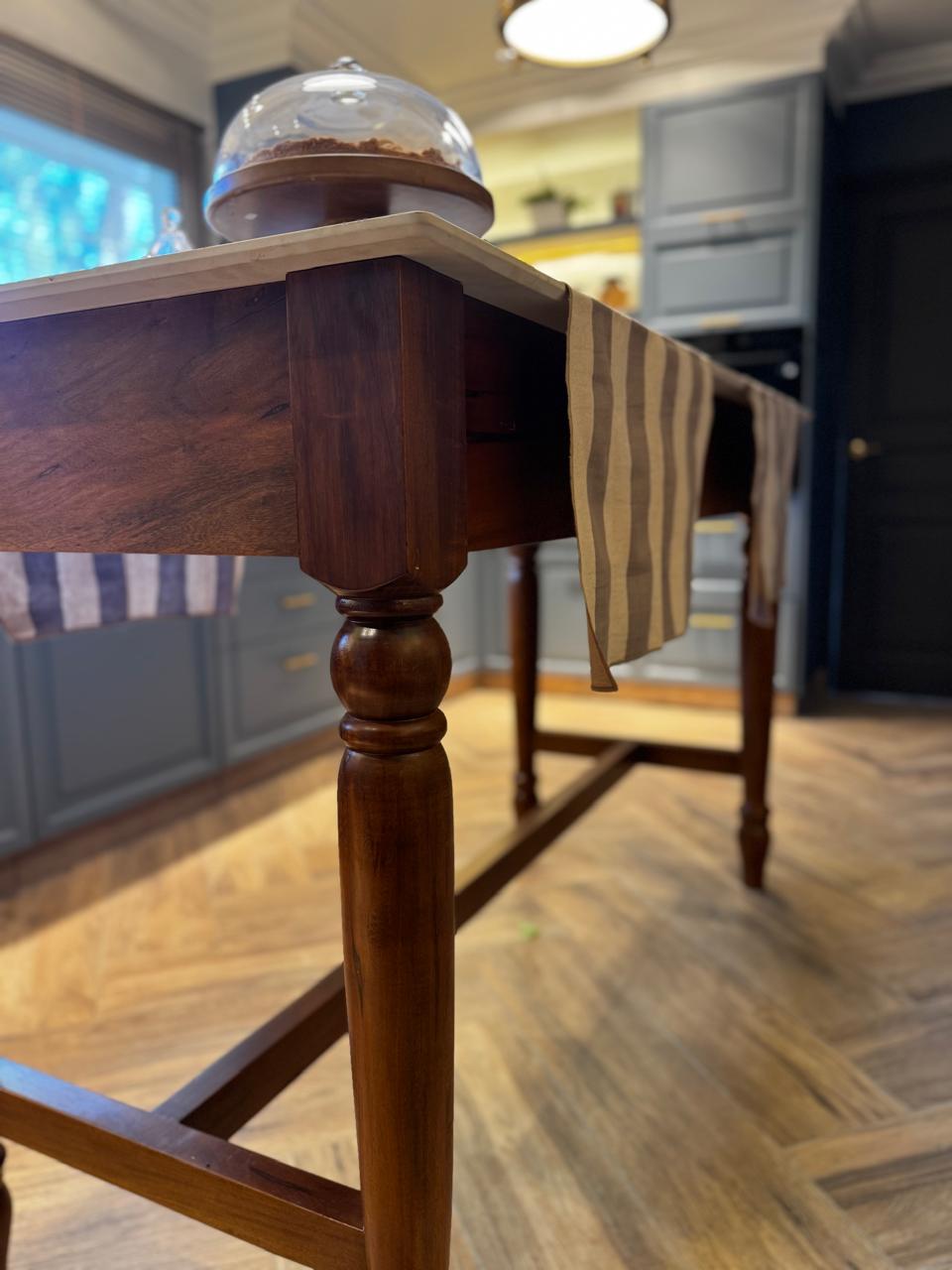 Mueble de madera integrado en cocina