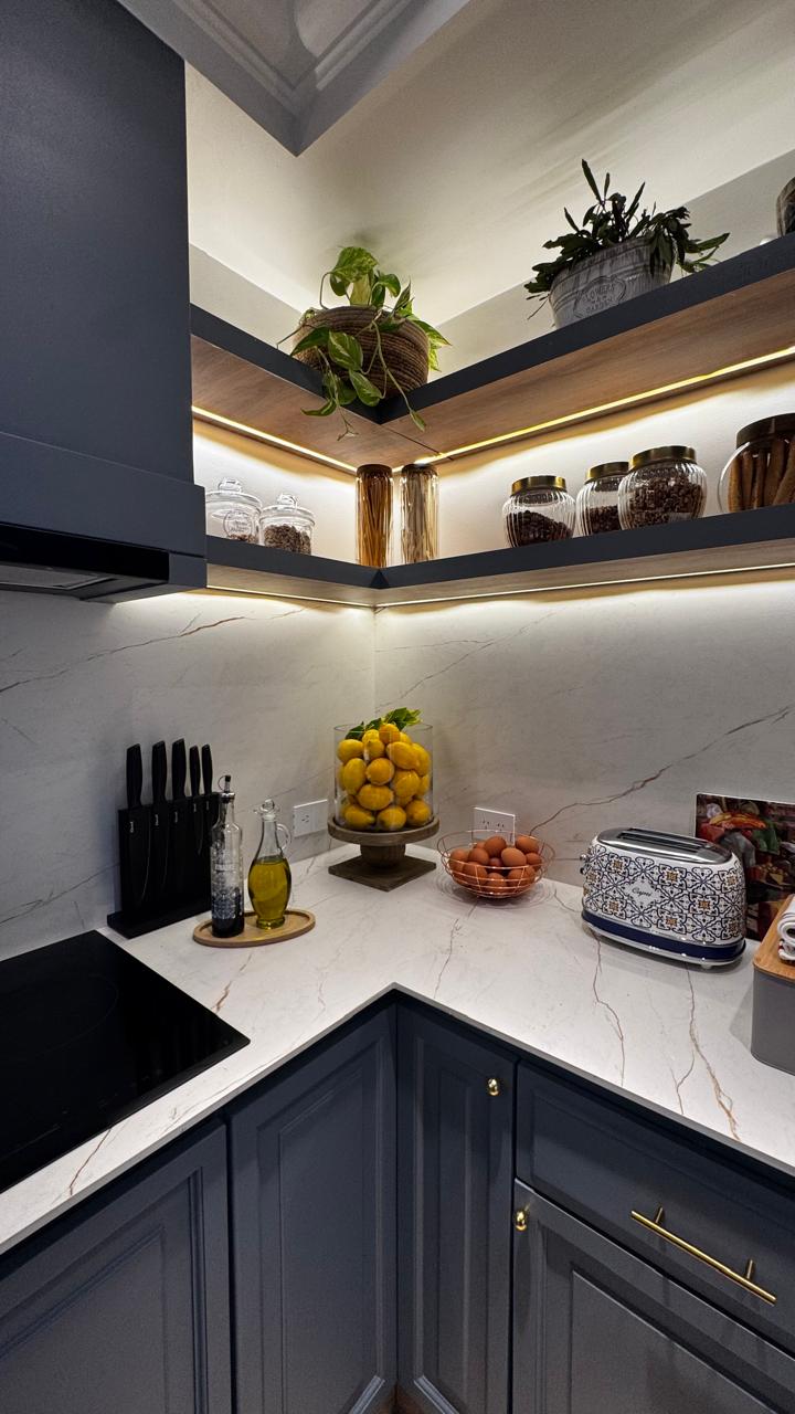 Detalle de cocina con diseño e iluminación personalizada